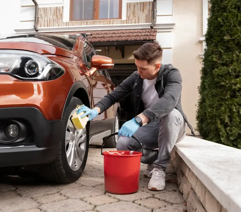 Lavage auto à domicile Montauban-de-Bretagne : professionnel intervenant sur un véhicule